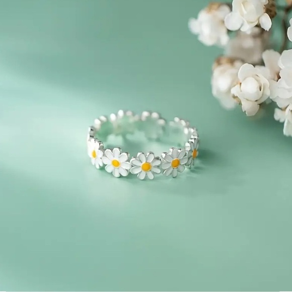 Dainty Enamel Daisy Flower Stackable Delicate Adjustable Silver Tone Ring NEW - Picture 8 of 14